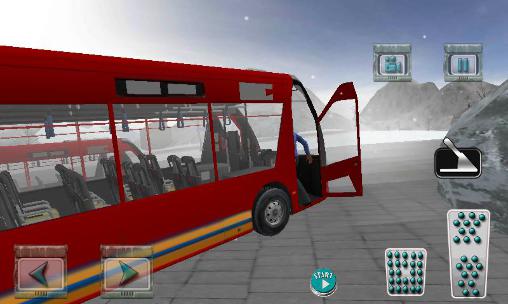 Conducción de un autobús turístico en las colinas