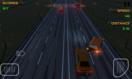 Chófer en la autopista concurrida 